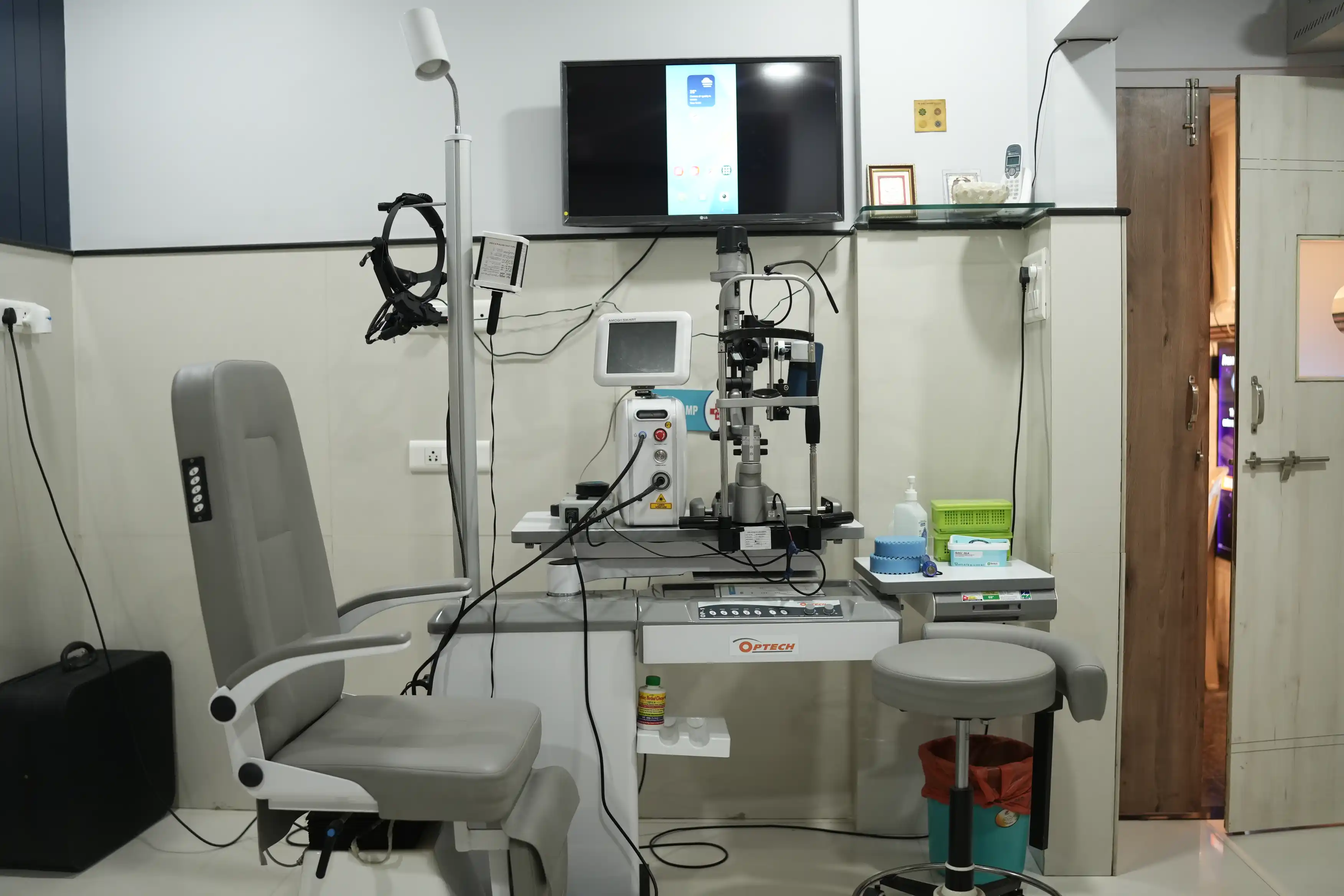 Diagnostic room used for eye evaluation